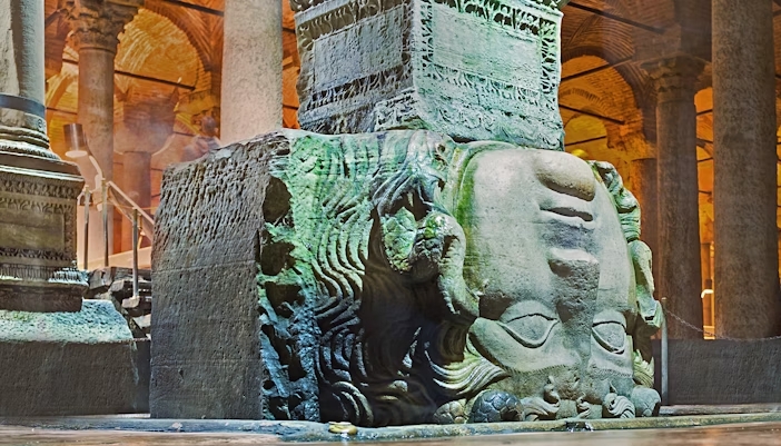 Medusa Başı Sütunu